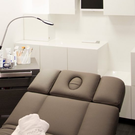 Schlichter, eleganter Behandlungsraum im MEDISPA, der Beautyklinik in NRW, Köln