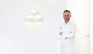 Dermatologe, Dr. David Bacman, als Facharzt für Dermatologie und Ästhetik im MEDISPA, der Beautyklinik mitten in Köln